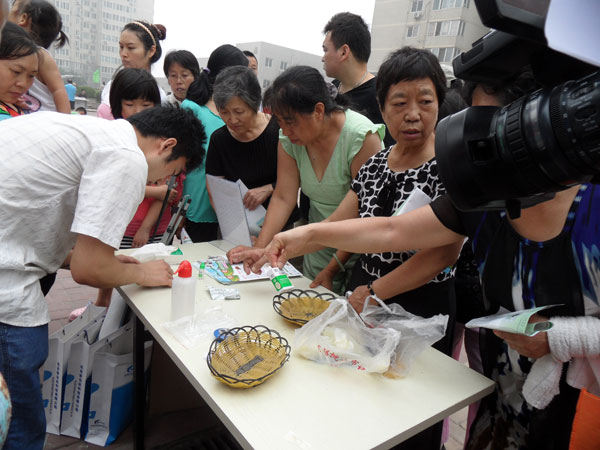 食品安全知识进社区 快速检测试纸引关注
