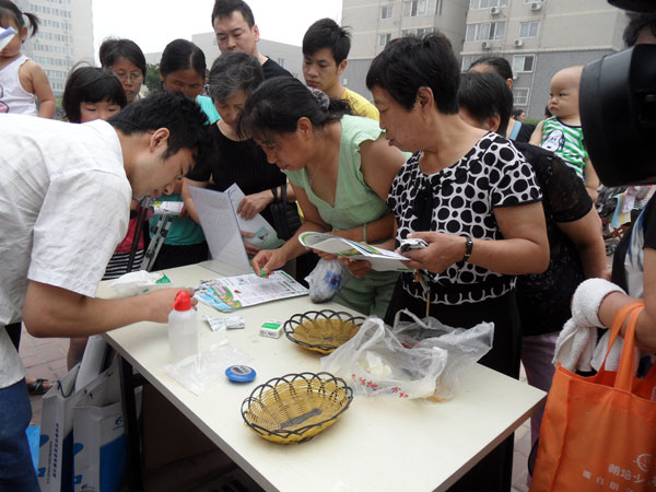 食品安全知识进社区 快速检测试纸引关注
