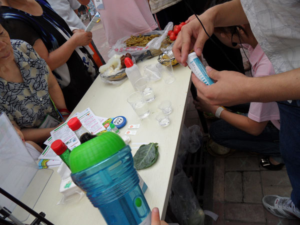 食品安全知识进社区 快速检测试纸引关注