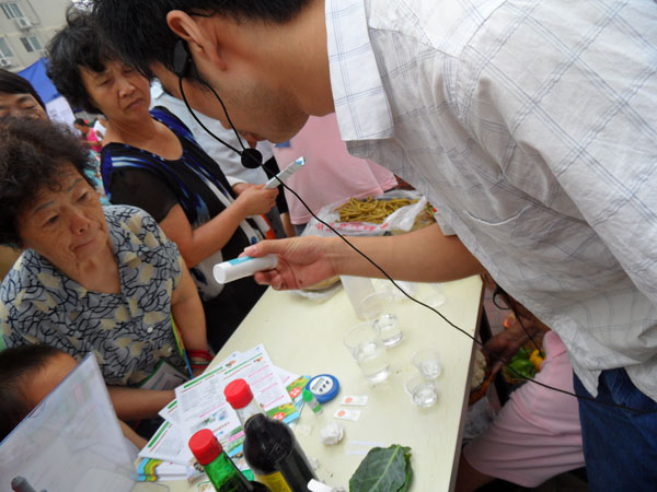 食品安全知识进社区 快速检测试纸引关注