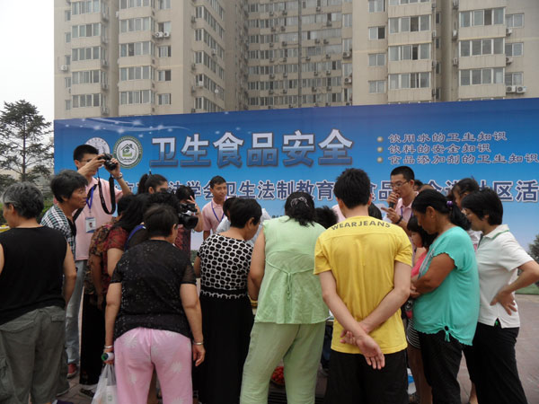 食品安全知识进社区 快速检测试纸引关注