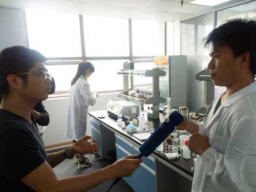 江苏公共新闻频道采访南京首家公益食品检测中